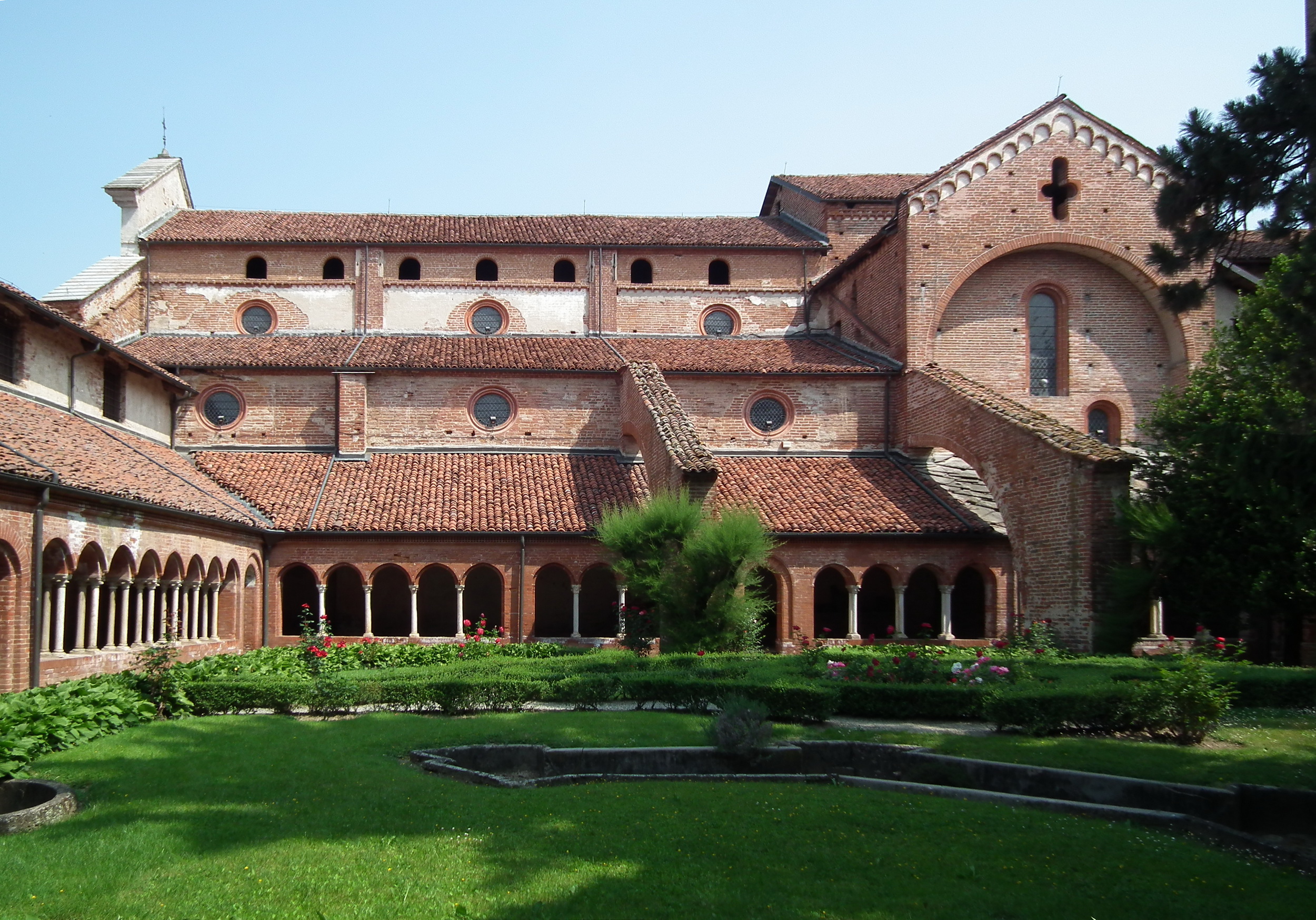 Revello_Abbazia_di_Santa_Maria_di_Staffarda_-_Cloister_002